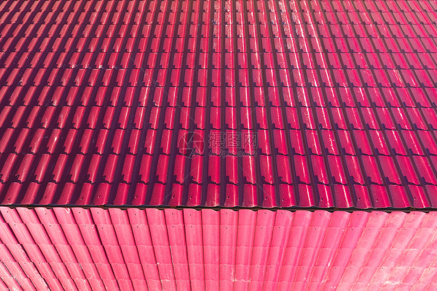 屋顶有红色的房由金属板制成屋顶由金属板制成砖房屋有红色顶房由金属板制成图片