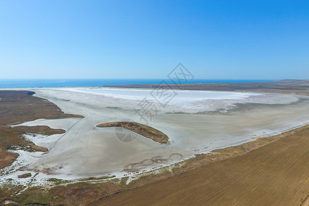 亚速海沿岸的盐湖前河口从上面看干涸的湖泊鸟瞰盐湖亚速海沿岸的盐湖前河口从上面看干涸的湖泊鸟瞰盐湖背景图片