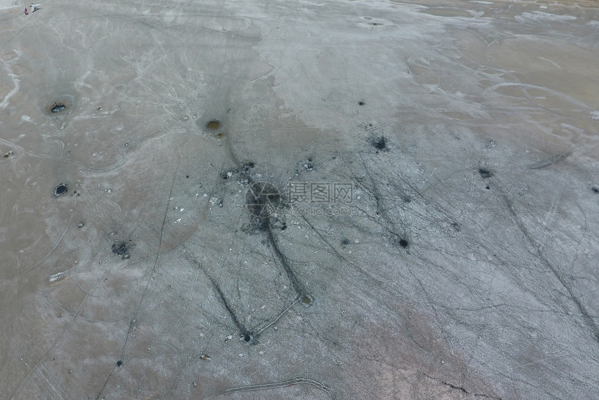 盐湖泥土来源的顶端视图与弹坑的外部相似之处泥愈合泉盐湖泥源的顶端视图盐湖泥源的外部相似之处图片