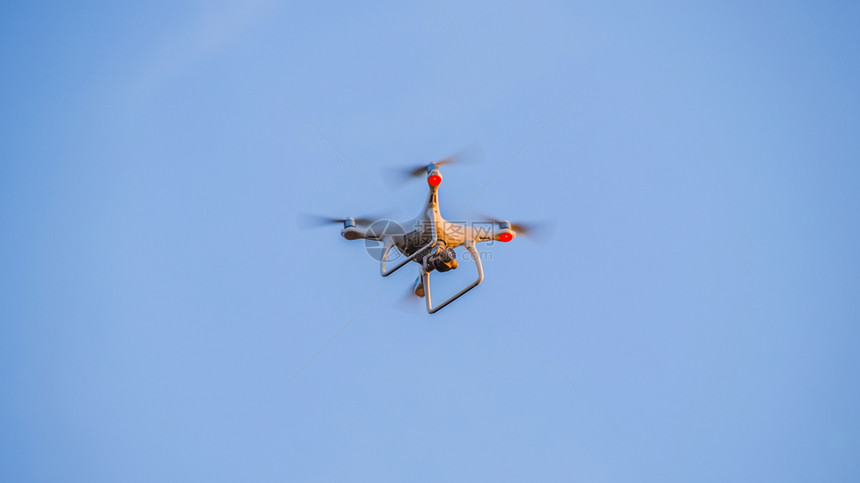 无人机在空中徘徊飞航的采石机用于观察和空中摄影的装置图片