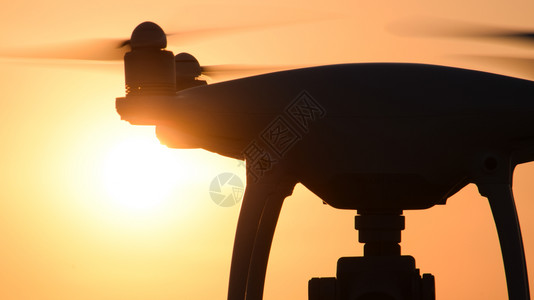 日落背景下的无人飞机背景图片