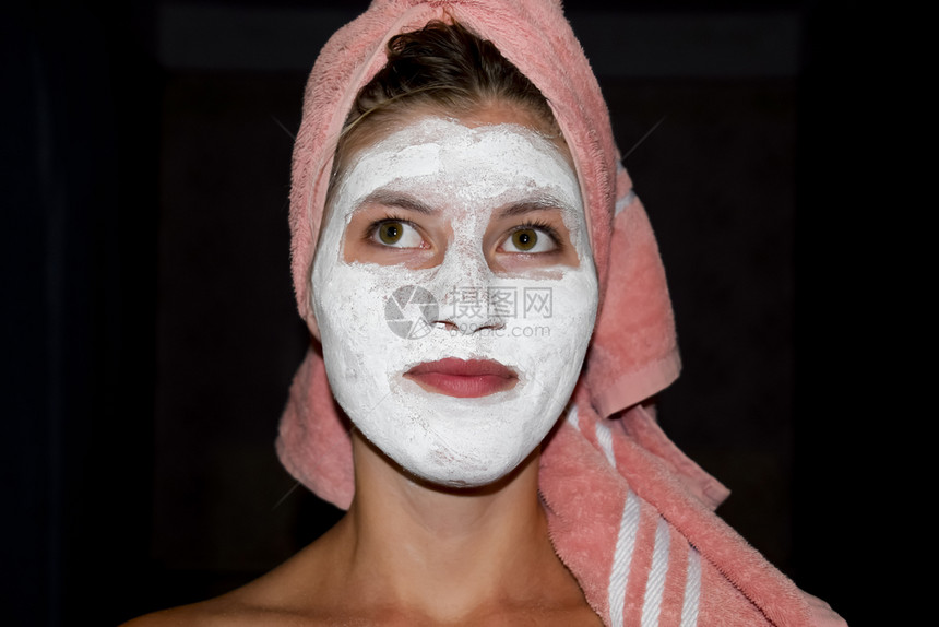 牙膏的化妆白色面罩戴化妆面罩的妇女戴牙膏化妆白色面罩图片