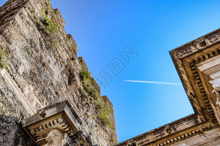 古代建筑的上空有飞机飞过的痕迹背景图片