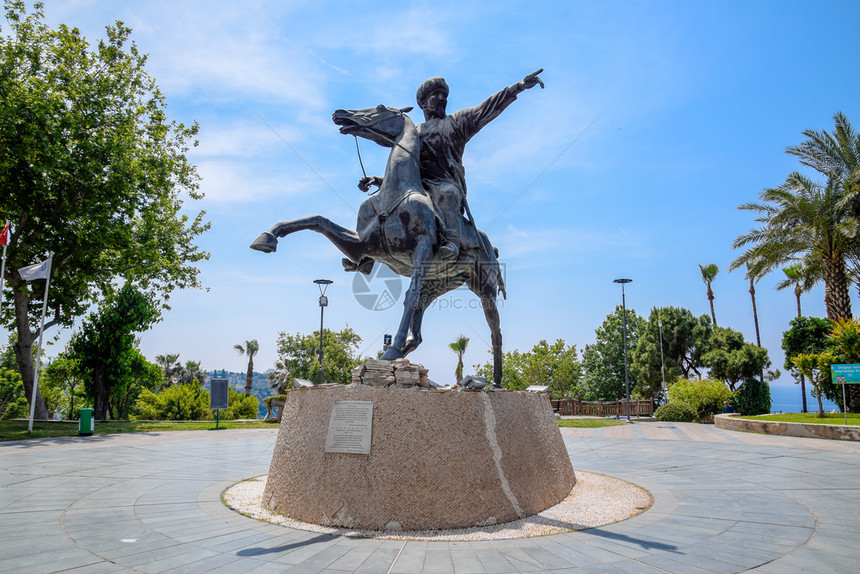 土耳其安塔利亚2019年5月日SultanSeljuk纪念碑SultanSeljuk苏丹骑马的土耳其安塔利亚纪念碑SultanS图片