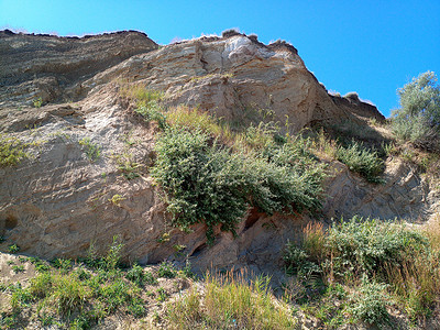 山丘有悬崖泥土层和壤图片