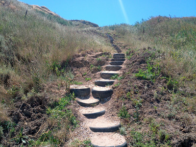 向山顶的阶梯由车胎制成从旧轮到胎的创意通往山上的道路向顶阶梯由车胎制成背景图片