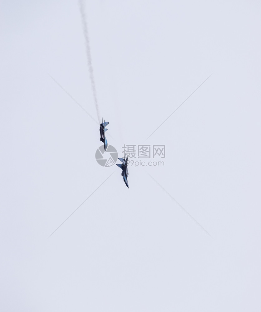 战斗机在克拉斯诺达尔机场举行的空中展示图片