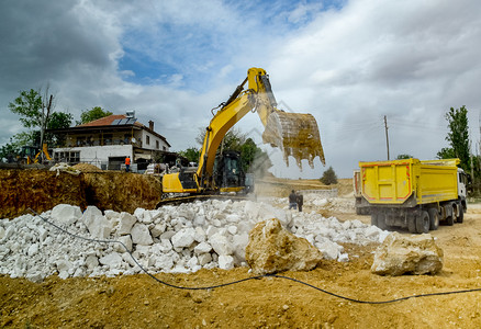 挖土机在建筑工地施挖土机在洞图片