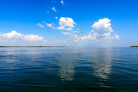 乌克兰亚里加奇岛Lazurnoe村远处有白毛云和风车的海面图片