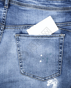 蓝色牛仔裤绿口袋中的空白纸卡全框关闭图片