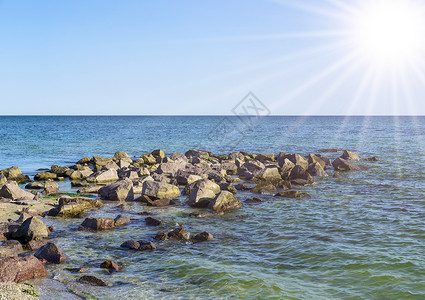 乌克兰铁港村在阳光明媚的夏日以大石头看待黑海图片