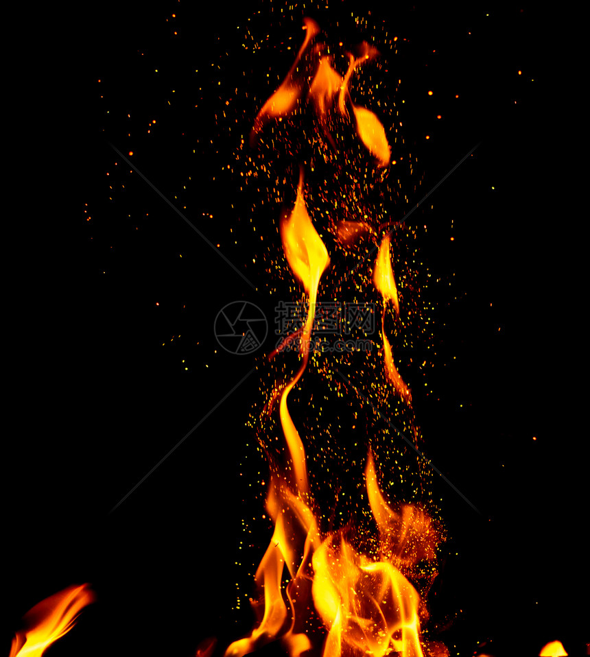 亮橙色和黄火焰黑背景的燃烧火花关闭图片