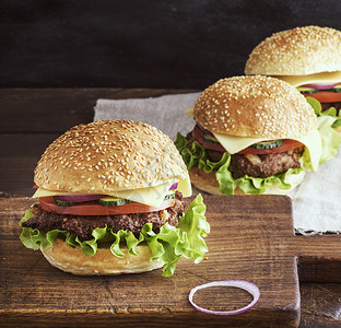 加牛肉洋葱番茄生菜奶酪和香料的汉堡背景图片