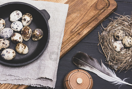 贝壳里的蛋躺在黑色金银煎锅里最美的景色图片