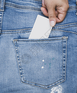 蓝色通用名片用手把空纸名片挂在牛仔裤的后口袋里整条框背景