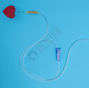 蓝色背景有针头和红心的空塑料弹管医疗设备图片