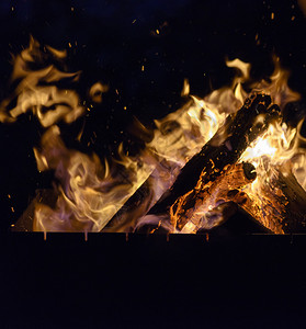 晚上在火炉中烧木关上门图片