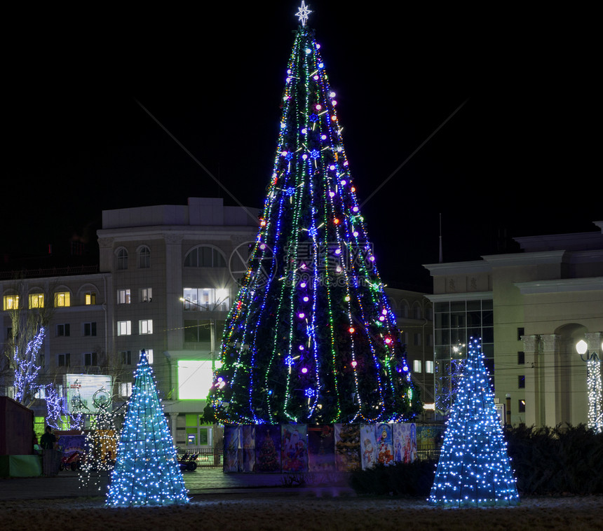 乌克兰赫尔森市夜里有圣诞树的城市广场图片