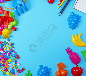 蓝背景儿童有塑料玩具铅笔气球和英文字母空间的木字母图片