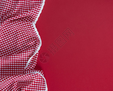 白色牢房中的红毛巾背景空间图片