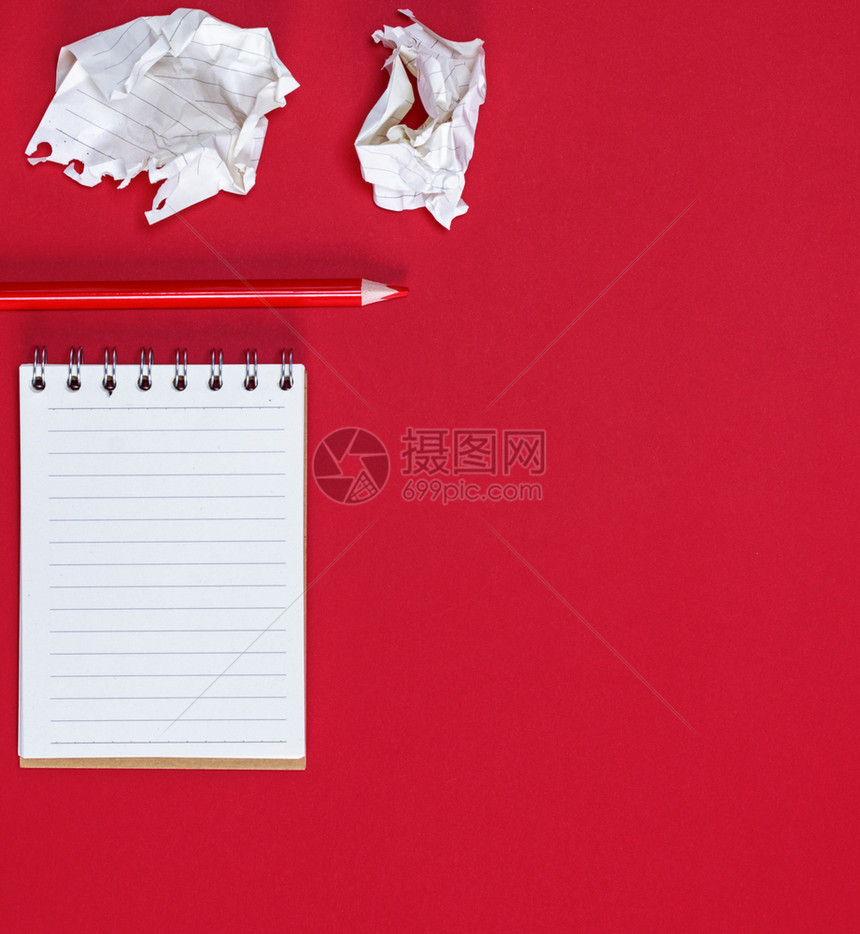 白空笔记本红背景的木铅笔右侧空位图片