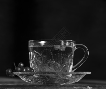一个透明的杯子里热生茶黑底脸白图片