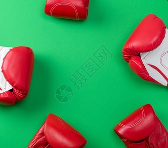 带有红皮拳击手套中间空的抽象绿色背景背景图片