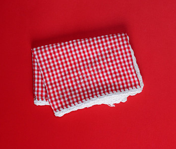 红色的棉花厨房毛巾在红色背景的盒子中顶视图图片