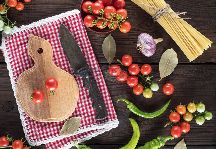 用刀子和红樱桃西柿用木板砍边上捆绑的长生面粉图片