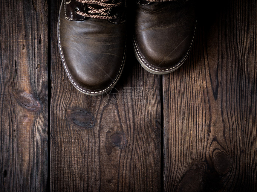 一双棕色皮鞋木制背景空间图片