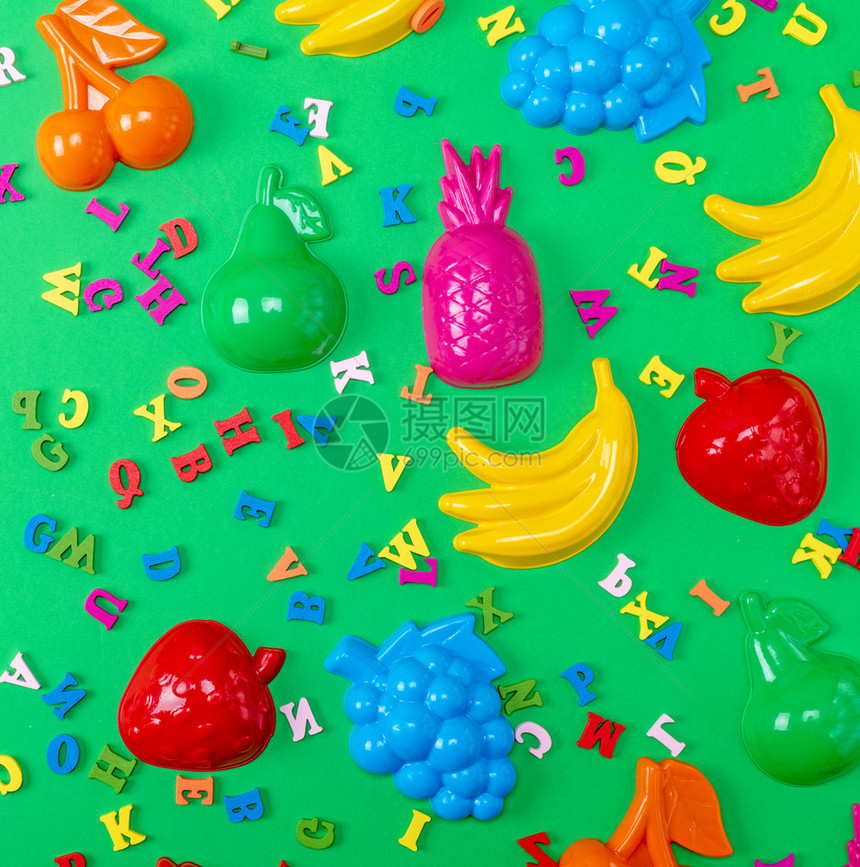儿童绿背景塑料玩具木多色字母顶视图图片