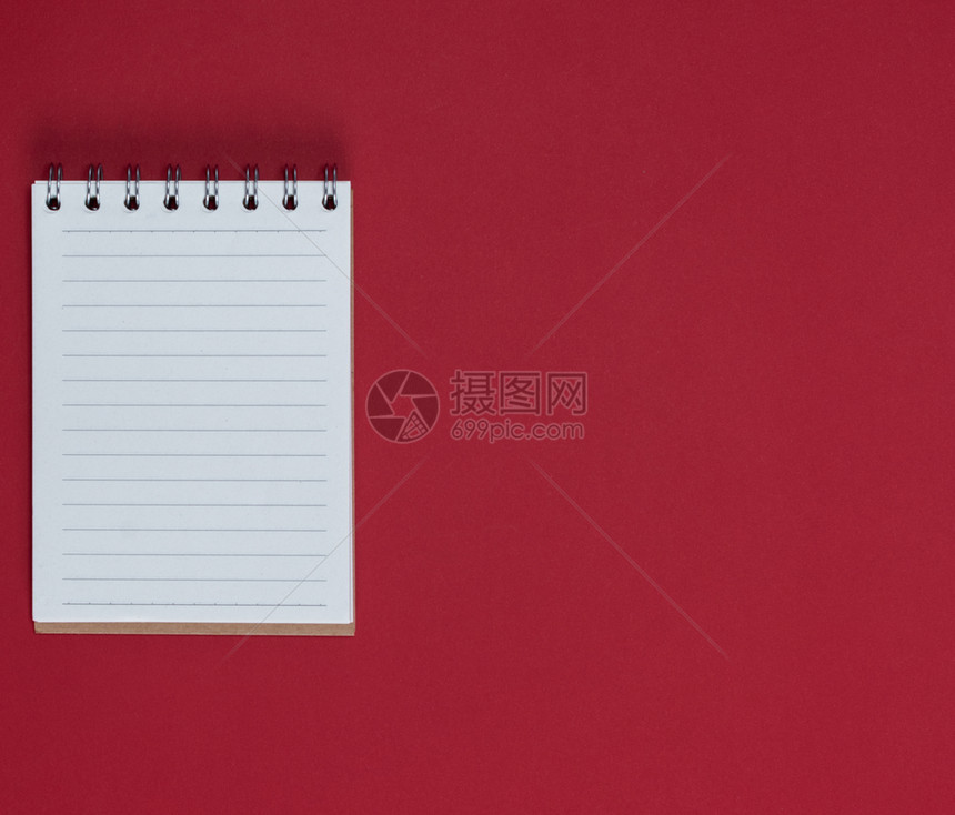 小笔记本在行红色背景空白的线图片
