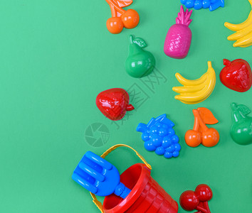儿童塑料玩具以水果和桶为形式绿色背景复制空间图片