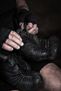 运动员在打架前戴上黑色皮革拳击手套有选择的焦点图片
