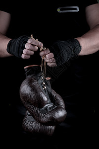 一对非常老式的拳击运动手套在男子中用黑色绷带套上背景图片