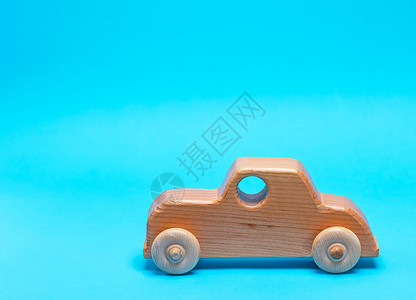 蓝色背景的木制儿童汽车复空间图片