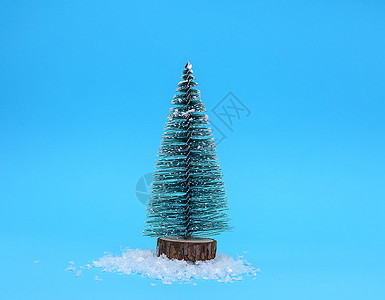 蓝色背景的圣诞树关闭图片