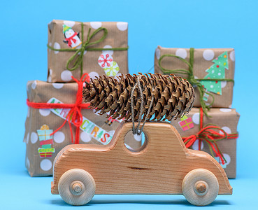 木制机在包着的礼物圣诞庆典背景的下携带绳索捆绑的锥体图片