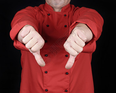 穿红制服的厨师显示手有黑色背景的不喜欢势图片