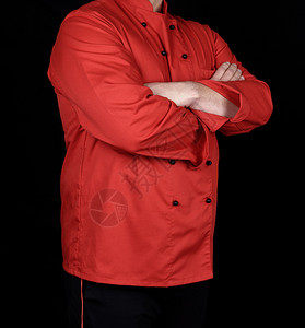 穿红制服和黑裤子的厨师胸口交叉手臂图片