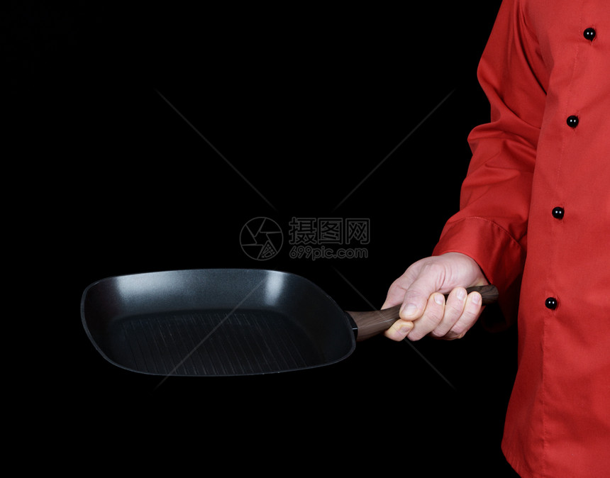 身穿红衣厨服带有黑底煎锅空方形图片