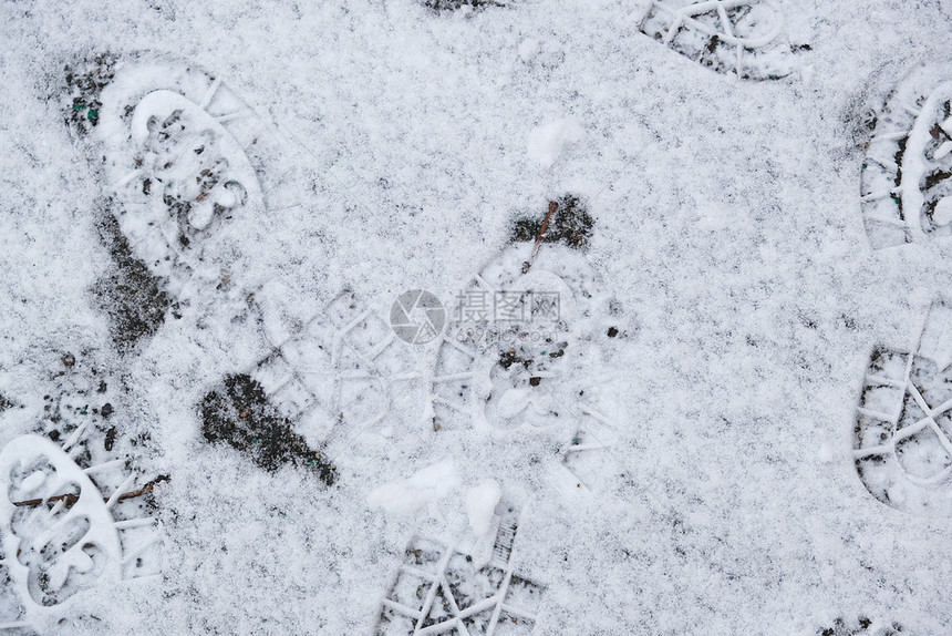 白雪上的鞋子痕迹顶部视图完整框架图片