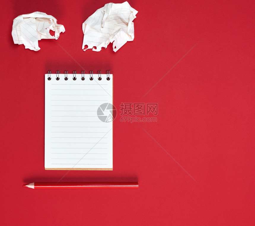 小笔记本上面有线空白纸和红木铅笔色背景复制空间图片