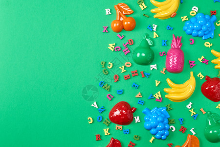 儿童绿背景塑料玩具木多色字母复制空间图片