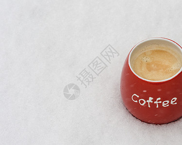 红瓷杯白雪上加黑咖啡关图片