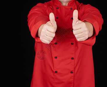 身穿红衣厨服的师举起双臂向前伸展手势如黑色背景复制空间图片