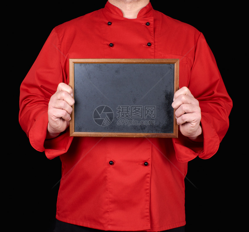 穿着红制服的厨师手持黑色背景的空木框图片