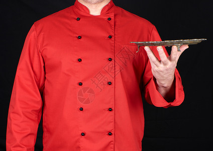 穿红制服的厨师左手握着一盘黑底空铜圆图片