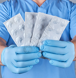 蓝乳胶手套医生将药片装在白纸包中关上图片