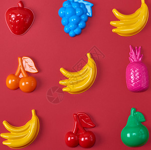 红底水果形式的玩具图片